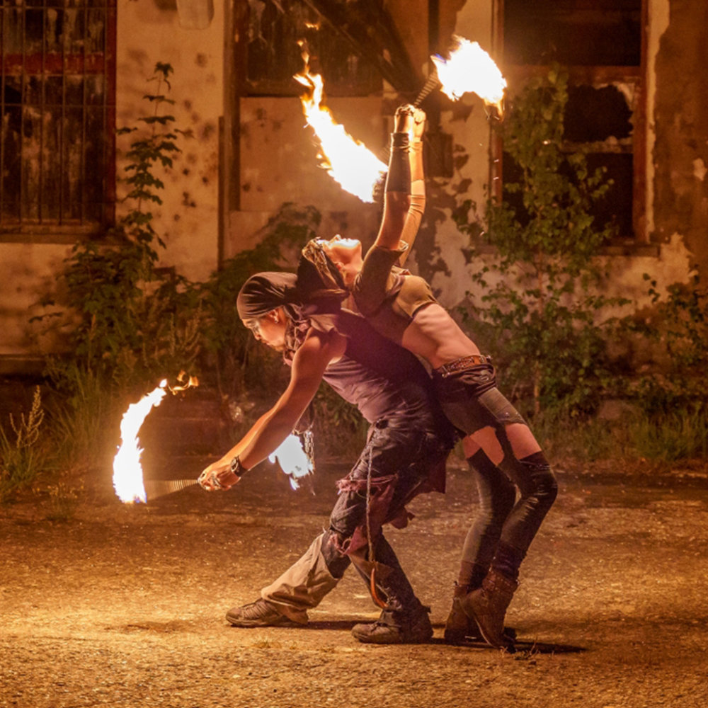 Dystopia: Laciel und Malphas Rücken an Rücken